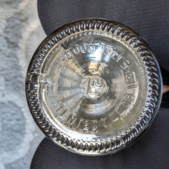 Clear glass wine bottle - Picture 4 of 6